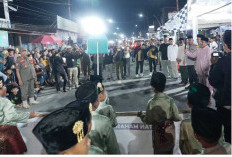 Bupati Anwar Sadat Lepas Peserta Festival Arakan Sahur Minggu Ke-2, Warga Kota Jambi Turut Memadati Lokasi