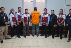 OJK Serahkan Tersangka Kasus Asuransi Prolife dan Barang Bukti Rp113 Miliar ke Kejari Jaksel