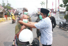 Bupati Anwar Sadat Turun Langsung Bagikan Masker, Lindungi Warga Tanjab Barat dari Kabut Asap
