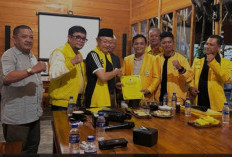 Budi Setiawan Terima SK Golkar, CE Minta Pertahankan Kemenangan di Kota Jambi