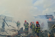 Diduga Korsleting Listrik, Lima Bedeng di Thehok Terbakar