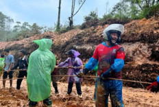 Bupati Kerinci dan Dandim Turun ke Lumpur