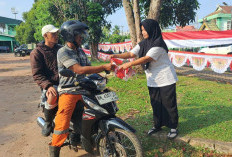 Semarakkan HUT RI Ke-81, Ade Erlanda Bagikan Ratusan Bendera Merah Putih ke Warga