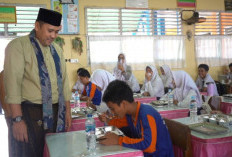 Tinjau Makan Bergizi Gratis, Bupati M. Syukur: Anak-Anak Semakin Semangat Sekolah