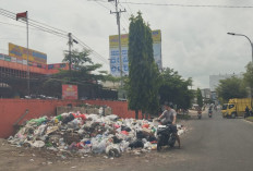 Coreng Wajah Kota Jambi, Tumpukan Sampah Menghiasi Pemandangan di Kota Jambi