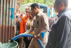Sumur Warga Kering, Bang Diza Turun Langsung Salurkan Air Bersih