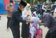 Wabup A. Khafidh Bagi-Bagi Masker dan Pertimbangkan Sekolah Daring Akibat Kabut Asap di Merangin