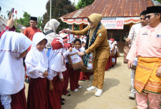 Pendistribusian Seragam Sekolah Gratis 100 Persen