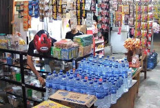 Terekam CCTV, Aksi Pencurian Handphone di Toko Kelontong Modus Beli Bensin
