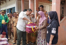 Kebutuhan Bayi Jadi Prioritas, Bupati M. Syukur Tinjau Korban Banjir Lembah Masurai