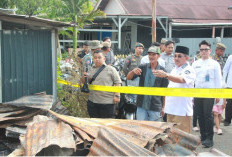 Gerak Cepat, Bupati Tanjabbar Anwar Sadat Salurkan Bantuan Langsung untuk Korban Kebakaran Sungai Nibung