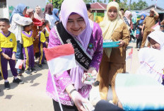 Bunda PAUD Tanjab Barat Serahkan Seragam Gratis di Bram Itam untuk Dorong Pendidikan Berkualitas