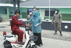 Ketua TP-PKK Tanjab Barat Bagikan 3.000 Masker untuk Warga Terdampak Kabut Asap