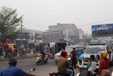 Hindari Pemotor yang Putar Arah, Minibus Terguling di Kota Jambi