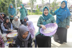 Ketua TP PKK Tanjab Barat Dorong Pemberdayaan Ekonomi Keluarga Lewat Pelatihan Kletek Udang