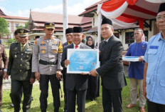 Peringati Hari Bela Negara, Wabup A. Khafidh Beri Penghargaan kepada 18 Orang Tua Asuh Genting