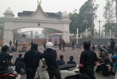 Aksi Aliansi Rakyat Jambi Marah, Massa Rusak Pagar dan Blokir Jalan