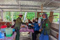 PT Kaswari Unggul Bagikan Masker Gratis untuk Warga Dendang di Tengah Asap Karhutla