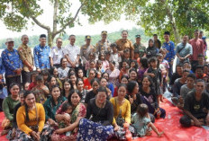 Salurkan Bantuan Keramba dan Jaringan Listrik, Bupati M. Syukur Ingin Warga SAD Berkembang