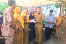 Wabup Tanjabtim Serahkan Bantuan Baznas ke 4.350 Pegawai Non-ASN