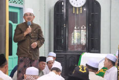 Bupati Anwar Sadat Turut Menshalatkan dan Mengantarkan Jenazah KH. Hasan Basri