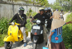 Gaya Nyentrik Bupati Anwar Sadat, Naiki Vespa Masuk Lorong Warga demi Bagikan 100 Sembako