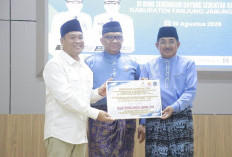 Pemkab Tanjab Barat Salurkan Bansos dan Tali Asih Pada Peringatan Hari Jadi ke-61