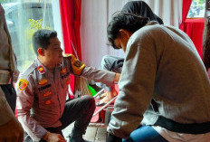 Kapolsek Jaluko Sigap Layani Korban Kecelakaan di Pos Nataru Mendalo Darat