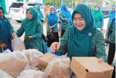 TP PKK Tanjab Barat Berbagi 500 Paket Takjil, Tebar Kepedulian di Hari Kelima Ramadan