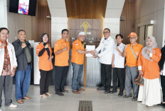 Wujud Layanan AHU Kanwil Kemenkum Jambi, Kabid AHU Fatriansyah Serahkan SKT Partai Gerakan Rakyat Provinsi 