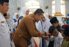 Bupati M. Syukur Santuni 77 Anak Yatim di Sela Pesantren Kilat