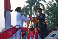 Danrem 042/Gapu Brigjen TNI Nyamin Pimpin Upacara Penurunan Bendera HUT ke-81 RI di Jambi