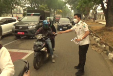 Bang Diza Turun Bagikan 25 Ribu Masker, Udara Kota Jambi Kategori Berbahaya