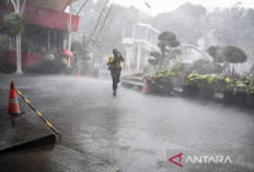 BMKG Waspada Hujan Disertai Kilat-Angin di Mayoritas Kota Besar RI