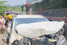 Pecah Ban, Bus PO Al Hijrah Tabrak Dua Mobil Sedang Parkir di Jalan Lintas Depan Kantor Bupati Tebo