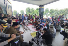 Warga Bawa Pocong dan Ancam Blokir Pertamina
