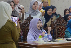 Ketua TP-PKK Tanjab Barat Hj Fadhilah Sadat Buka Lomba Fashion Show Batik Anak