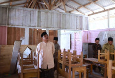 Prihatin Kondisi Madrasah Syuhada Ul Iman, Bupati Tanjab Barat Serahkan Bantuan Rp15 Juta