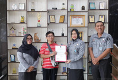 Hadirkan Kepastian Hukum, Kanwil Kemenkum Jambi Serahkan SK Penegasan Status Kewarganegaraan RI