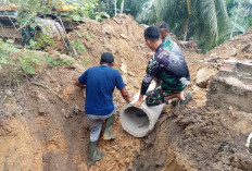 Semagat Ramadan, Personel Satgas TMMD Ke-127 Gotong Royong Bangun Gorong-Gorong