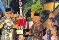 Wabup Merangin Terima Piala Juara Pertama Parade Kapal Hias di Launching Jambi Elok Nian 2026