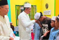 Bupati Anwar Sadat Serahkan Bantuan ZIS Rp10 Juta Saat Safari Subuh di Masjid Al Hidayah