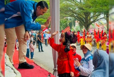 Bupati Merangin H M Syukur Dibuat Kagum Aksi Pasangan Pengantin Cilik saat Pawai HUT ke-81 RI