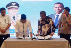 Bupati Anwar Sadat Dorong Peningkatan PAD Lewat MoU Retribusi Pelabuhan Kuala Tungkal Bersama ASDP