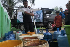 Krisis Air Makin Parah, Warga Rawa Pudak Rebutan Bantuan 4.000 Liter 