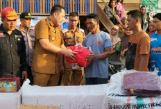 Arungi Sungai Deras, Bupati H M Syukur Salurkan Bantuan Banjir