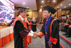 Dari Seni Sastra hingga Dunia Akademik, Prof. Hary Soedarto Kini Resmi Jadi Guru Besar UNJA