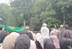 Isak Tangis Warnai Pemakaman 5 Warga Kerinci Kecelakaan Jalan Tol Pekanbaru-Dumai