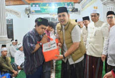 Pakai Rompi Coklat, Bupati M. Syukur Subling dan Salurkan Bantuan di RT 19 Pasar Atas Bangko