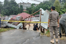 Warga Demo Tolak Penutupan Jalan, Pemilik: Waktu Bangun Tidak Izin Saya